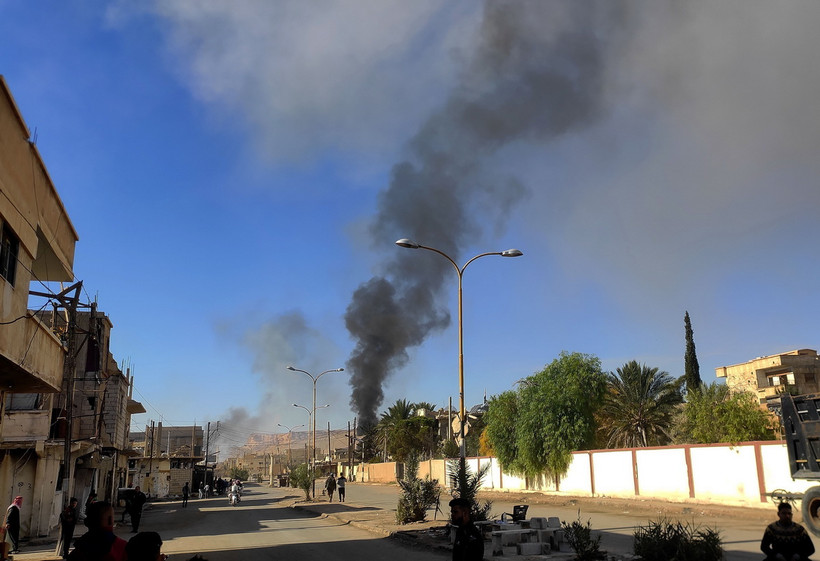 Khói bốc lên sau cuộc tấn công của Israel tại thành phố Palmyra, miền Trung Syria. (Ảnh: THX/TTXVN)