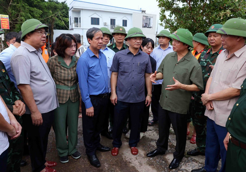 Phó Thủ tướng Chính phủ Trần Hồng Hà cùng đoàn công tác kiểm tra, nắm bắt tình hình mưa lũ, sạt lở tại khu vực xã Mỹ Tân, thành phố Nam Định, tỉnh Nam Định. (Ảnh: Phạm Kiên/TTXVN)