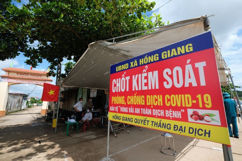 Một chốt phòng dịch cho xe và người ra vào mua bán vải tại Lục Ngạn, Bắc Giang (Ảnh: TTXVN phát) 