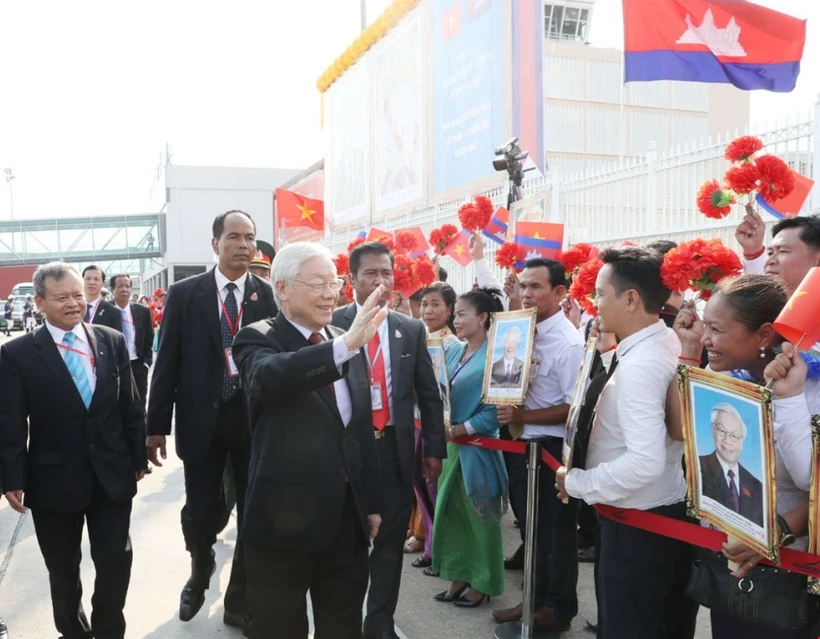 Lễ đón Tổng Bí thư, Chủ tịch nước Nguyễn Phú Trọng tại Sân bay Quốc tế Pochentong ở Thủ đô Phnom Penh. (Ảnh: Trí Dũng/TTXVN)