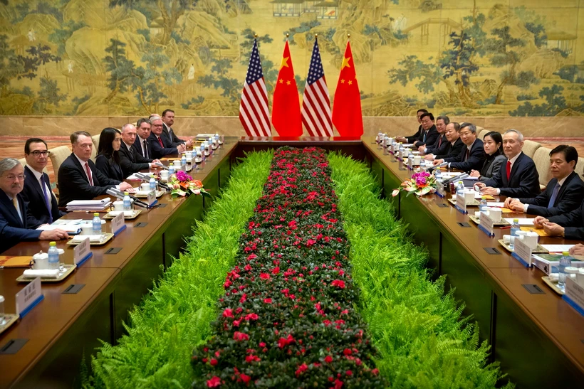 Phó Thủ tướng Trung Quốc Lưu Hạc (thứ 2, phải) cùng Đại diện Thương mại Mỹ Robert Lighthizer (thứ 3, trái) và Bộ trưởng Tài chính Mỹ Steven Mnuchin (thứ 2, trái) tại vòng đàm phán thương mại cấp cao Mỹ-Trung Quốc tại Bắc Kinh ngày 14/2. (Nguồn: AFP/TTXVN)