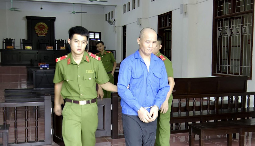 Lực lượng chức năng dẫn giải bị cáo Nguyễn Việt Bắc sau khi kết thúc phiên tòa. (Ảnh: Vũ Hà/TTXVN)