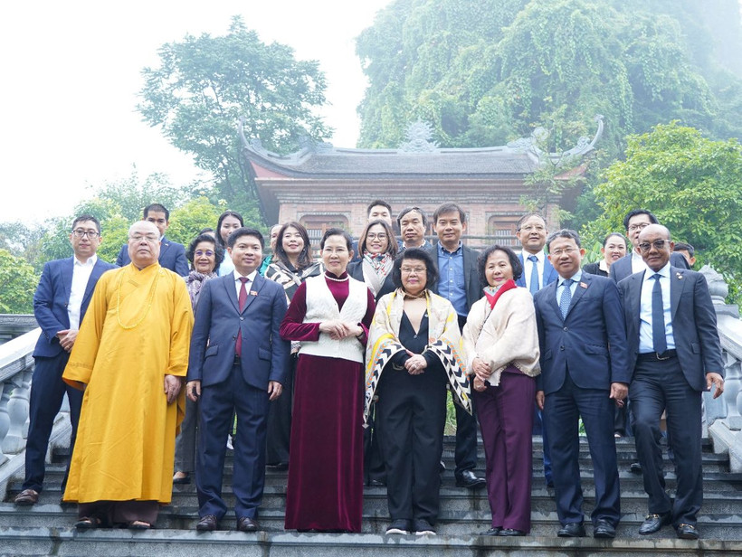 Đoàn đại biểu cấp cao Quốc hội Campuchia cùng các đồng chí lãnh đạo tỉnh Hà Nam tại Khu du lịch Quốc gia Tam Chúc. (Ảnh: Thanh Tuấn/TTXVN)