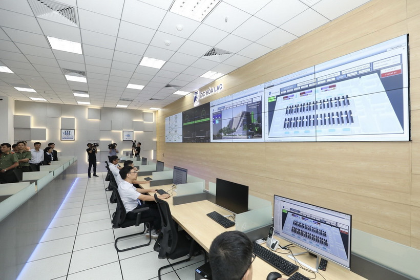 Đại biểu tham quan VNPT IDC Hòa Lạc. (Ảnh: Minh Quyết/TTXVN)