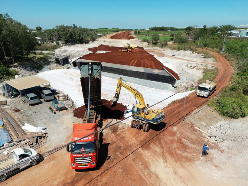 Mặc dù đã cận Tết Nguyên đán Giáp Thìn 2024 nhưng các nhà thầu dự án thành phần 3 cao tốc Biên Hòa-Vũng Tàu vẫn hối hả thi công 24/24 giờ. (Ảnh: Hoàng Nhị/TTXVN)