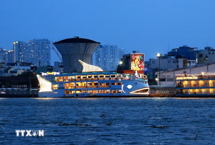 Du thuyền trên sông Sài Gòn. (Nguồn: TTXVN)