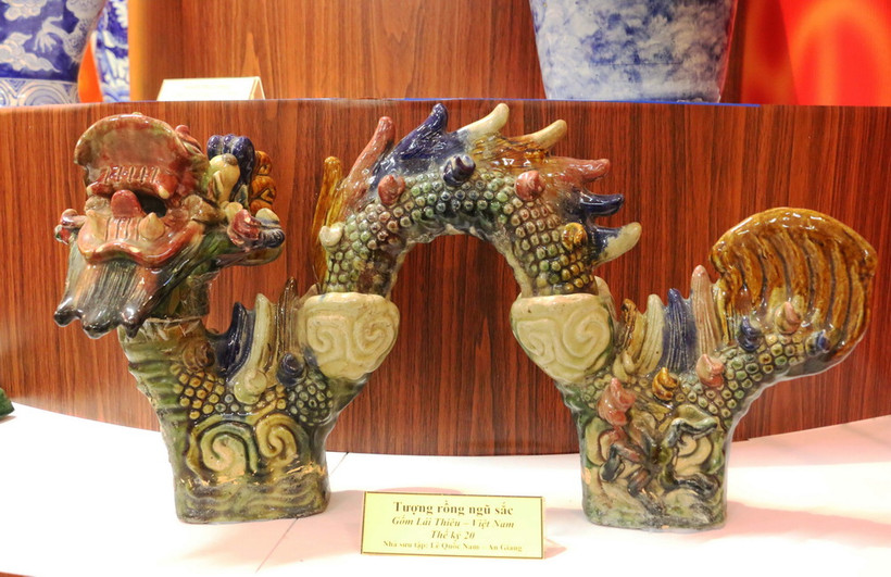 Tượng rồng ngũ sắc bằng gốm Lái Thêu, hiện vật thế kỷ XX, trưng bài tại Bảo tàng tỉnh An Giang. (Ảnh: Công Mạo/TTXVN)