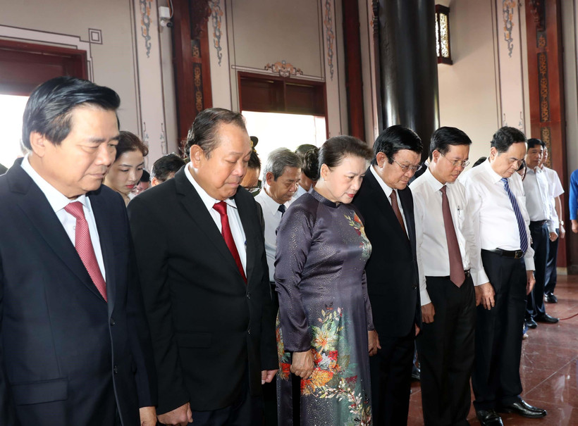 Chủ tịch Quốc hội Nguyễn Thị Kim Ngân và các đại biểu dâng hương tưởng niệm Luật sư Nguyễn Hữu Thọ. (Ảnh: Trọng Đức/TTXVN)