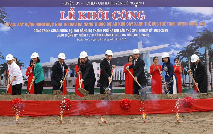 Bí thư Thành ủy Hà Nội Vương Đình Huệ với các đại biểu thực hiện nghi thức khởi công Nhà thi đấu đa năng thuộc Dự án khu cây xanh thể dục thể thao. (Ảnh: Văn Điệp/TTXVN)