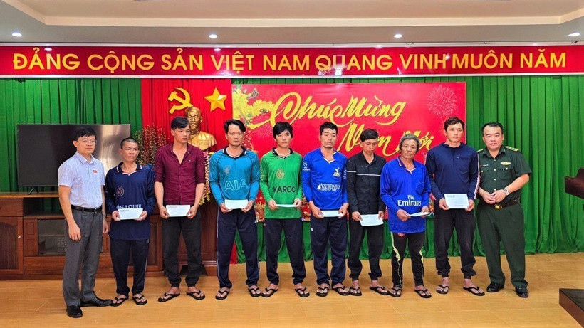 Lãnh đạo UBND thành phố Vũng Tàu và Đồn Biên phòng Bến Đá hỗ trợ các ngư dân của tàu cá bị chìm. (Ảnh: TTXVN phát)