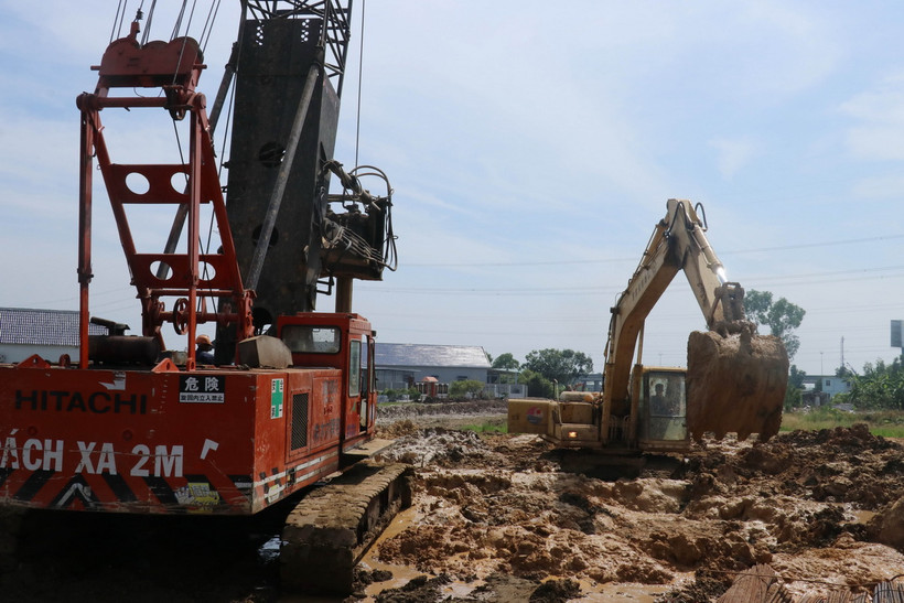 Nhà thầu xây dựng gói thầu XL2 của dự án thành phần 7 Đường Vành đai 3 TP Hồ Chí Minh huy động nhiều máy móc, thiết bị thi công nhằm đảm bảo tiến độ dự án. (Ảnh: Bùi Giang/TTXVN)