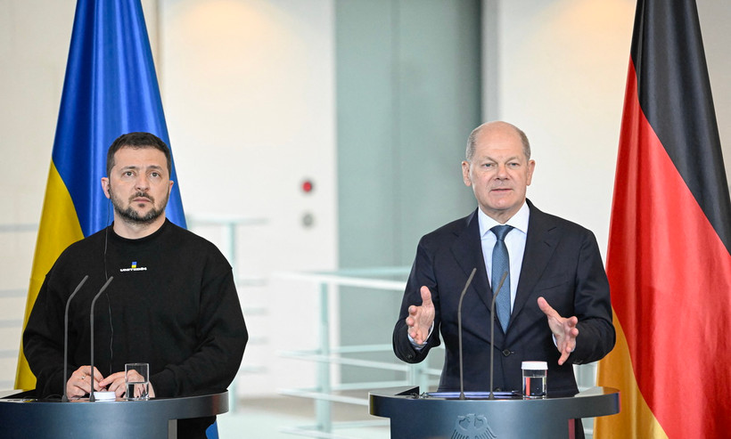 Thủ tướng Đức Olaf Scholz (phải) trong cuộc họp báo chung với Tổng thống Ukraine Volodymyr Zelensky tại Berlin, ngày 14/5/2023. (Ảnh: AFP/TTXVN)