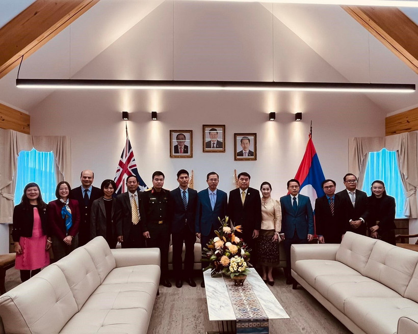 Đại sứ Việt Nam tại Australia Phạm Hùng Tâm cùng cán bộ Đại sứ quán và các cơ quan bên cạnh chụp ảnh lưu niệm cùng Đại sứ Lào tại Australia Sinchai Manivanh nhân dịp Tết cổ truyền Bunpimay 2024 của Lào. (Ảnh: TTXVN phát)