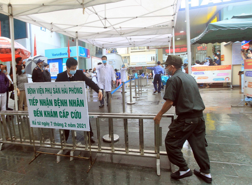 Hàng rào cách ly phong tỏa, tạm dừng tiếp đón bệnh nhân được gỡ bỏ. (Ảnh: An Đăng/TTXVN)