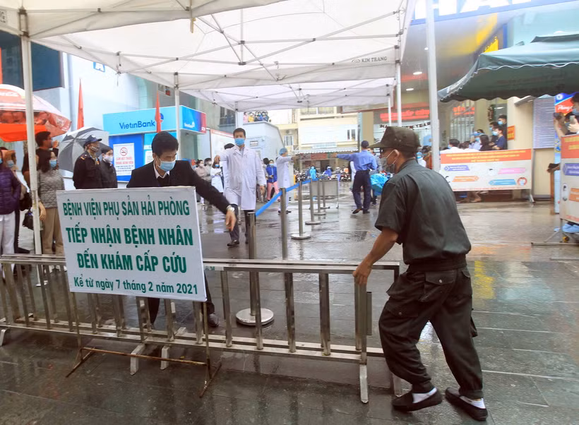 Hàng rào cách ly phong tỏa, tạm dừng tiếp đón bệnh nhân được gỡ bỏ. (Ảnh: An Đăng/TTXVN)