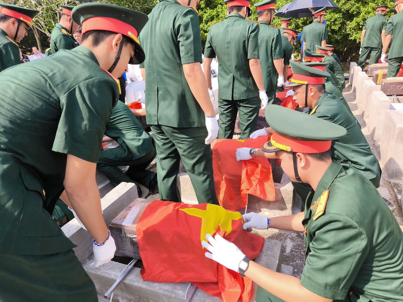 Cải táng hài cốt liệt sỹ. (Ảnh: Huỳnh Phúc Hậu/TTXVN)