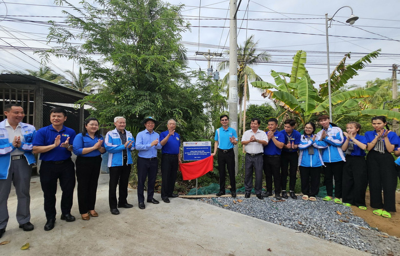 Lễ khánh thành tuyến đường giao thông nông thôn tại huyện Mỏ Cày Nam, tỉnh Bến Tre. (Ảnh: Chương Đài/TTXVN)