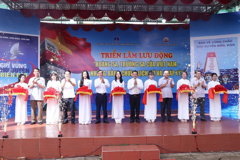 Cắt băng khai mạc Triển lãm. (Ảnh: TTXVN phát)