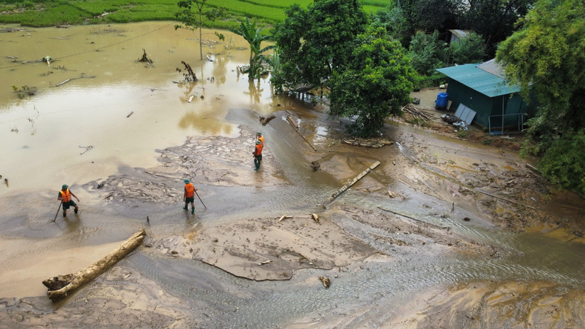 Lực lượng Quân đội vẫn đang tiếp tục tìm kiếm nạn nhân tại Làng Nủ trong ngày thứ 8 xảy ra lũ ống, lũ quét. (Ảnh: Hoàng Hiếu/TTXVN)