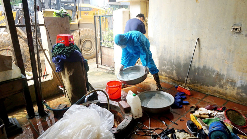 Đội thanh khiết môi trường thực hiện tiêu độc khử trùng nguồn nước sinh hoạt tại thành phố Yên Bái. (Ảnh: TTXVN phát)