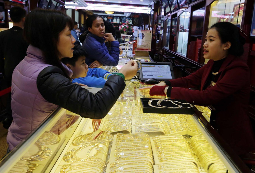 Khách hàng giao dịch tại Công ty vàng Bảo Tín Minh Châu, phố Trần Nhân Tông, Hà Nội. (Ảnh: Trần Việt/TTXVN)