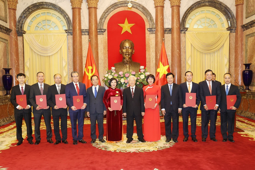 Tổng Bí thư, Chủ tịch nước Nguyễn Phú Trọng và các đại biểu với các Đại sứ mới được trao Quyết định. (Ảnh: Trí Dũng/TTXVN)