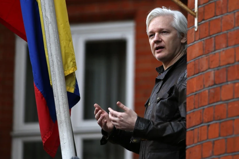 Nhà sáng lập trang mạng WikiLeaks Julian Assange tại Đại sứ quán Ecuador ở London của Anh ngày 19/5/2017. (Ảnh: AFP/TTXVN)