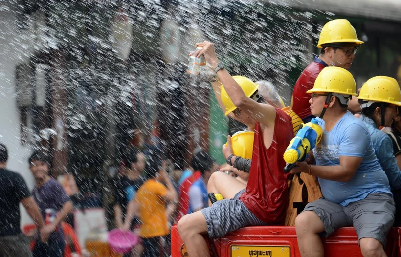 Tết té nước là một trong những lễ hội văn hoá truyền thống của Lào, được gọi là Bun Pi May. (Ảnh: TTXVN) 