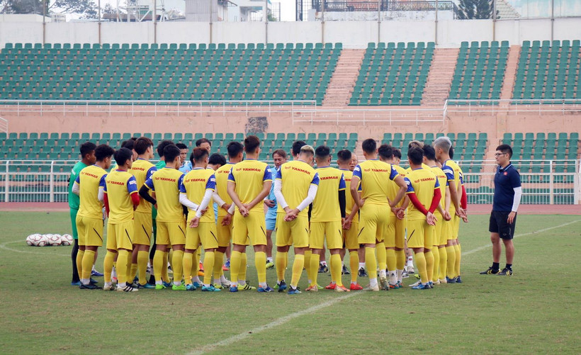 Ban huấn luyện trao đổi với các cầu thủ trước buổi tập. (Ảnh: Tiến Lực/TTXVN)