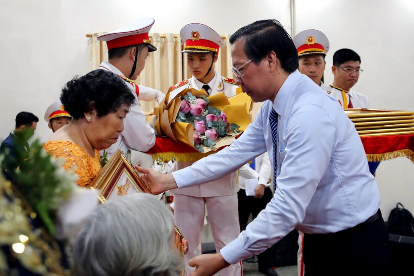 Chủ tịch UBND Thành phố Hồ Chí Minh Phan Văn Mãi truy tặng danh hiệu Mẹ Việt Nam Anh hùng cho 7 mẹ tại buổi lễ. (Ảnh: Thanh Vũ/TTXVN)