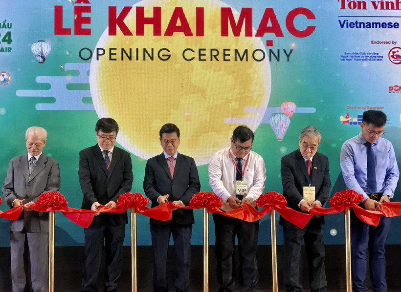 Các đại biểu thực hiện nghi thức khai mạc chuỗi Hội chợ triển lãm. (Ảnh: Mỹ Phương/TTXVN)