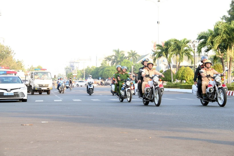 Các lực lượng vũ trang tham gia diễu hành tuyên truyền trật tự an toàn giao thông trên các tuyến đường ở thành phố Rạch Giá, tỉnh Kiên Giang. (Ảnh: Lê Sen/TTXVN)