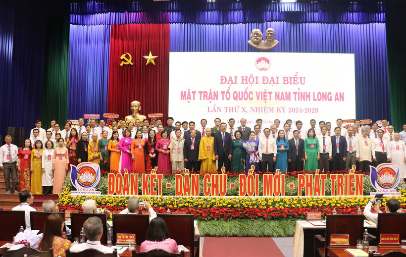 Ủy ban Mặt trận Tổ quốc Việt Nam tỉnh Long An khóa X, nhiệm kỳ 2024-2029, ra mắt Đại hội. (Ảnh: Bùi Giang/TTXVN)