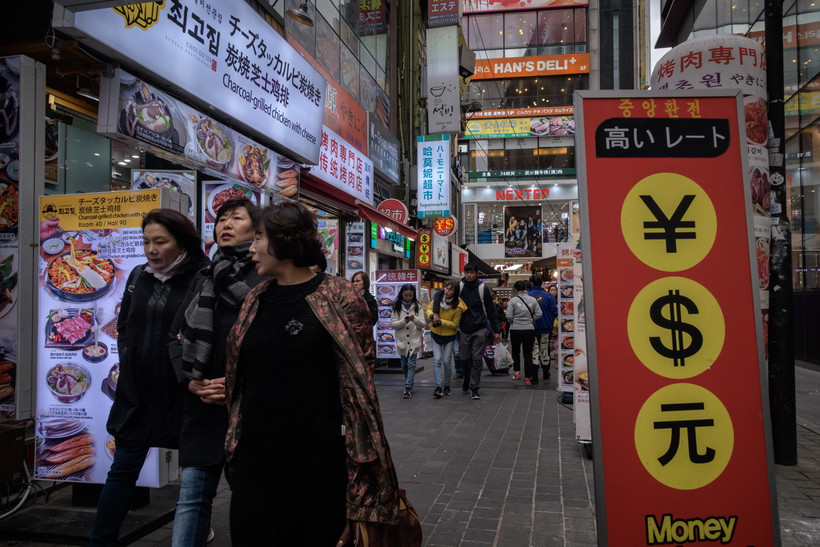 Trong ảnh: Du khách mua sắm tại khu vực Myeongdong ở thủ đô Seoul, Hàn Quốc. (Ảnh: AFP/TTXVN)