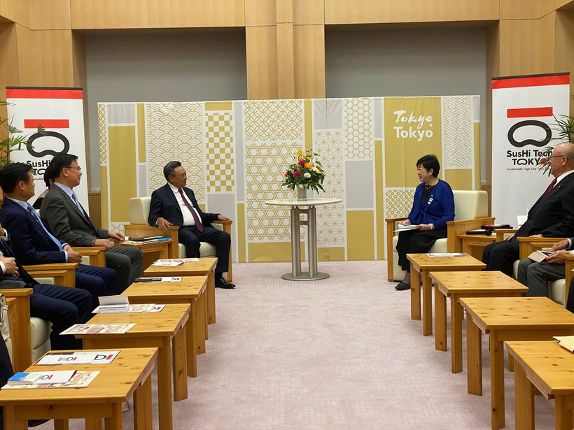 Chủ tịch Ủy ban Nhân dân thành phố Hà Nội Trần Sỹ Thanh (trái) làm việc với Thống đốc Tokyo Koike Yuriko. (Ảnh: Xuân Giao/TTXVN)