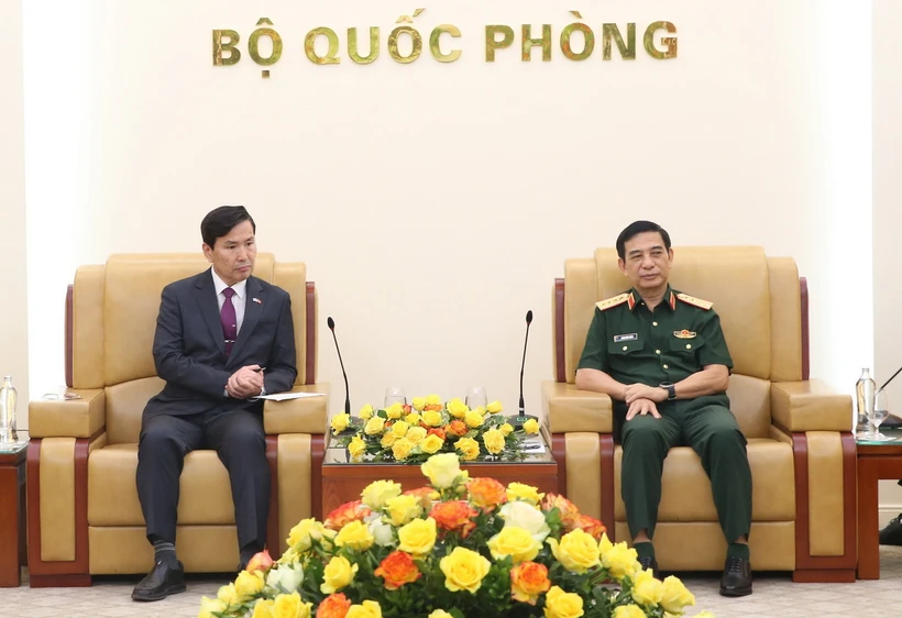 Đại tướng Phan Văn Giang và Ngài Kim Seon Ho tại buổi tiếp. (Ảnh: Hồng Pha/TTXVN phát)