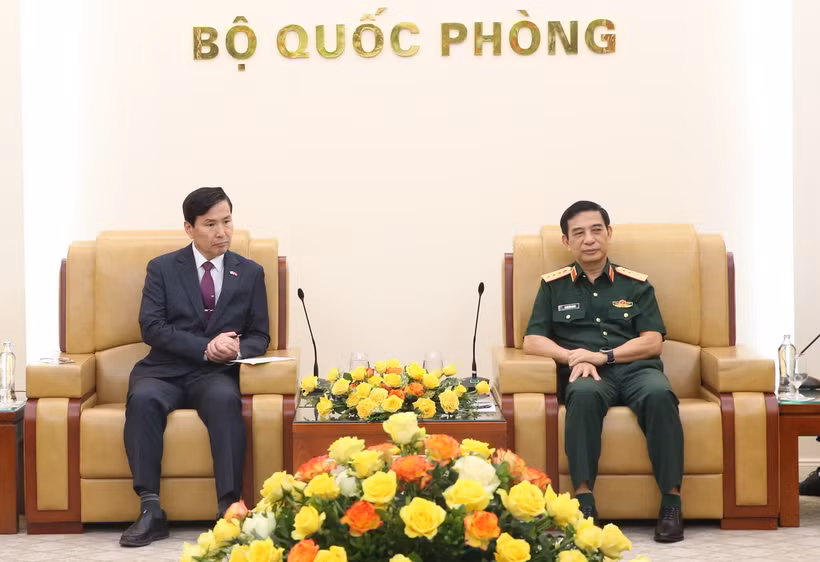 Đại tướng Phan Văn Giang và Ngài Kim Seon Ho tại buổi tiếp. (Ảnh: Hồng Pha/TTXVN phát)