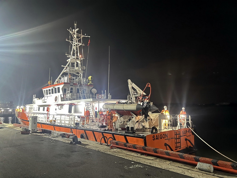 Lúc 0 giờ 50 phút, tàu SAR 413 đưa thi thể nạn nhân vụ chìm tàu cá cập cầu cảng tại thành phố Vũng Tàu, tỉnh Bà Rịa-Vũng Tàu, an toàn. (Ảnh: TTXVN phát)