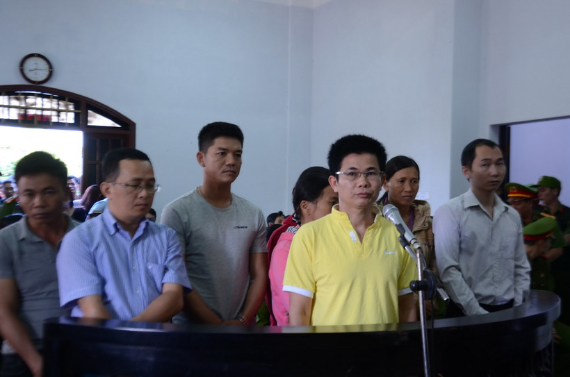 Bị cáo Trần Minh Lợi (giữa) trong phiên tòa xét xử sơ thẩm vụ án “Đưa, nhận hối lộ và lợi dụng ảnh hưởng đối với người có chức vụ, quyền hạn để trục lợi” tháng 3/2017. (Ảnh: Ngọc Minh/TTXVN)