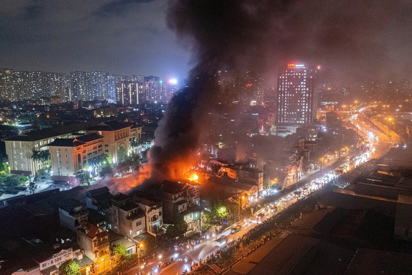 Khói bốc lên rất cao tại đám cháy. (Ảnh: Phạm Tuấn Anh/TTXVN)