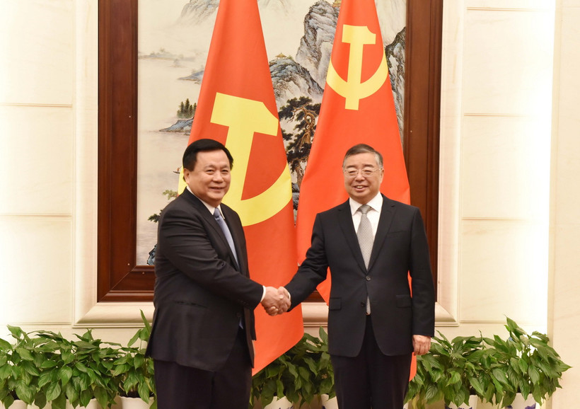 Trong khuôn khổ Hội thảo Lý luận lần thứ 19 giữa hai Đảng, ông Nguyễn Xuân Thắng (trái) đã hội đàm với ông Lý Thư Lỗi, Ủy viên Bộ Chính trị, Bí thư Ban Bí thư, Trưởng Ban Tuyên truyền Trung ương Đảng Cộng sản Trung Quốc. (Ảnh: Công Tuyên/TTXVN)