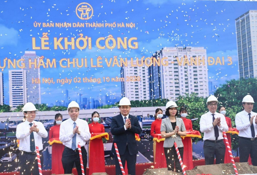 Bí thư Thành ủy Hà Nội Vương Đình Huệ cùng các đại biểu thực hiện nghi thức khởi công dự án. (Ảnh: Văn Điệp/TTXVN)