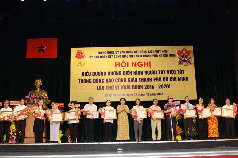 Chủ tịch Ủy ban Mặt trận tổ quốc Việt Nam Thành phố Hồ Chí Minh Tô Thị Bích Châu trao bằng khen cho cá tập thể, các nhân có thành tích xuất sắc. (Ảnh: Thanh Vũ/TTXVN)