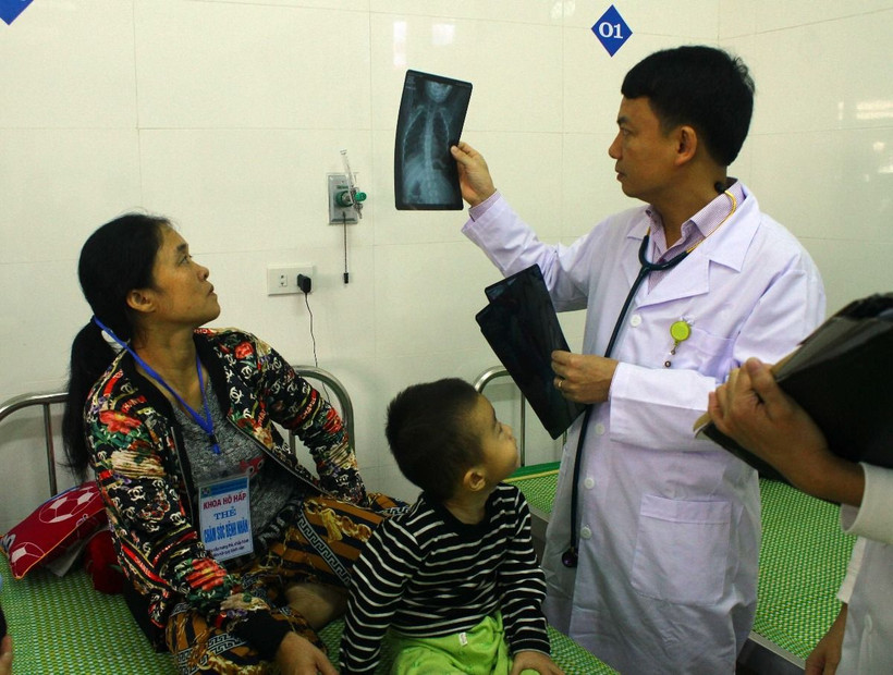 Bác sỹ Bệnh viện Sản nhi Nghệ An xem phim chụp XQ của bệnh nhi. (Ảnh: Tá Chuyên/TTXVN) 