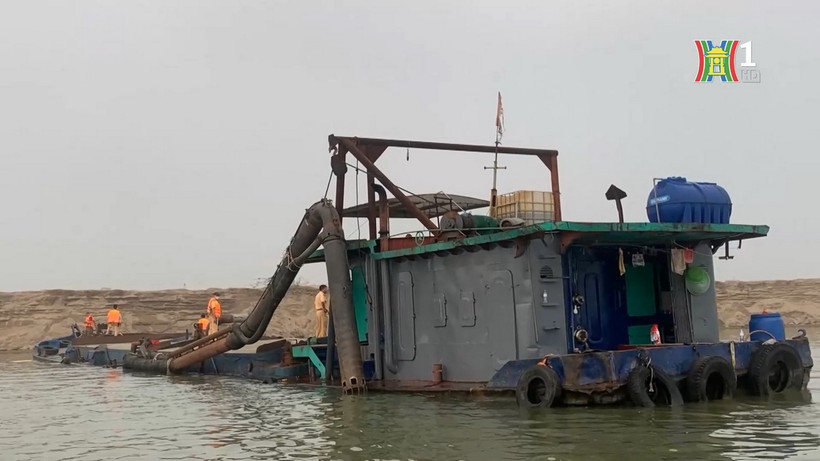 Cảnh sát Giao thông lập biên bản, tạm giữ phương tiện và hàng hóa về Công an huyện Ba Vì, Hà Nội, để điều tra, làm rõ. (Nguồn: Đài Phát thanh và Truyền hình Hà Nội)