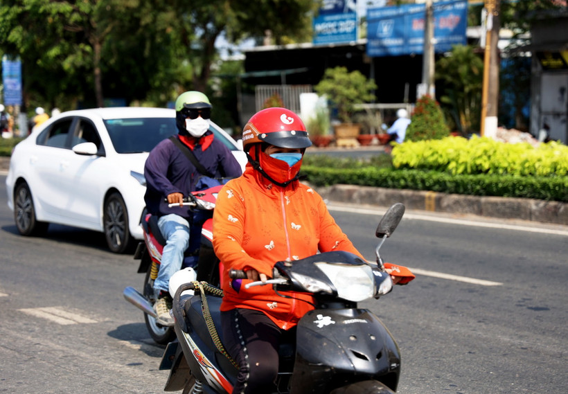 Người dân bịt kín tránh nắng nóng. (Ảnh: Hồng Đạt/TTXVN)