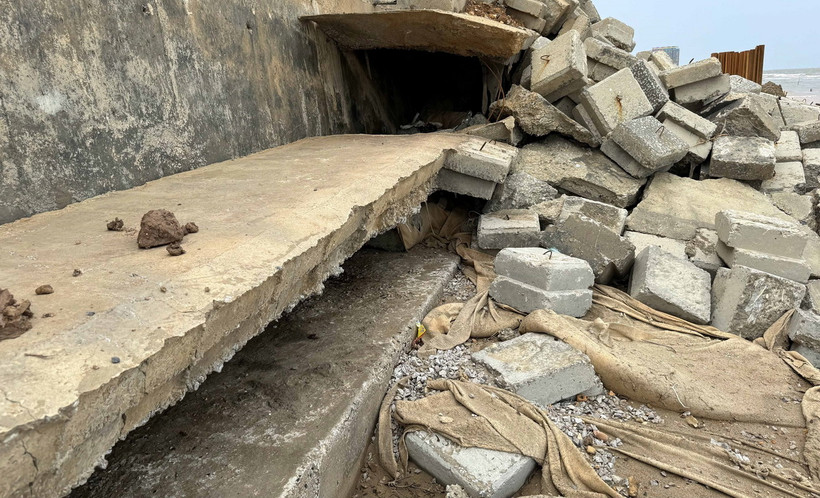 Triều cường dâng cao, sóng lớn đã cuốn trôi mái nhiều đoạn kè ven biển huyện Hoằng Hóa. (Ảnh: Việt Hoàng/TTXVN)