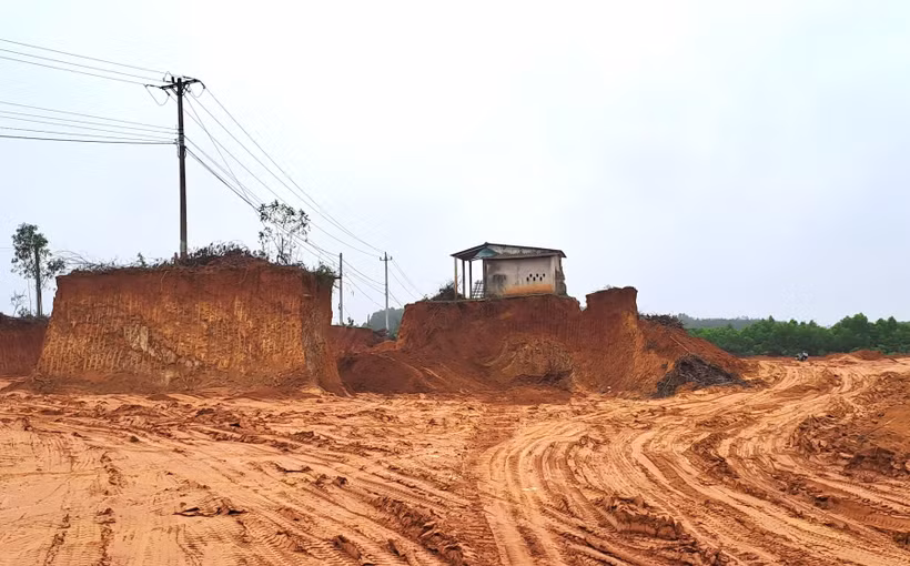 Hiện trường vụ đào lấy đất rừng sản xuất trái phép quy mô lớn ở thôn Bến Hà, xã Linh Trường, huyện Gio Linh, tỉnh Quảng Trị. (Ảnh: Nguyên Lý/TTXVN)