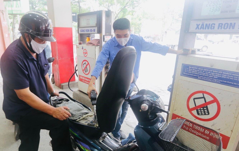 Mua bán xăng dầu tại một điểm kinh doanh của Petrolimex. (Ảnh: Trần Việt/TTXVN)