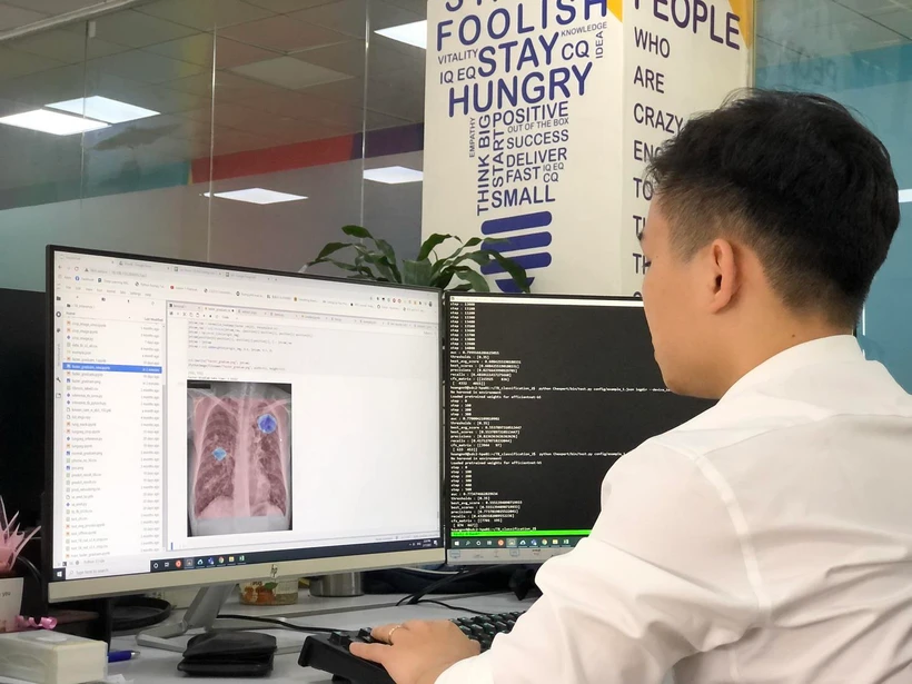 Chuyên gia AI của VinBrain đang sử dụng NVIDIA DGX A100 để đào tạo mô hình AI chẩn đoán bệnh lao. (Nguồn: Vingroup)